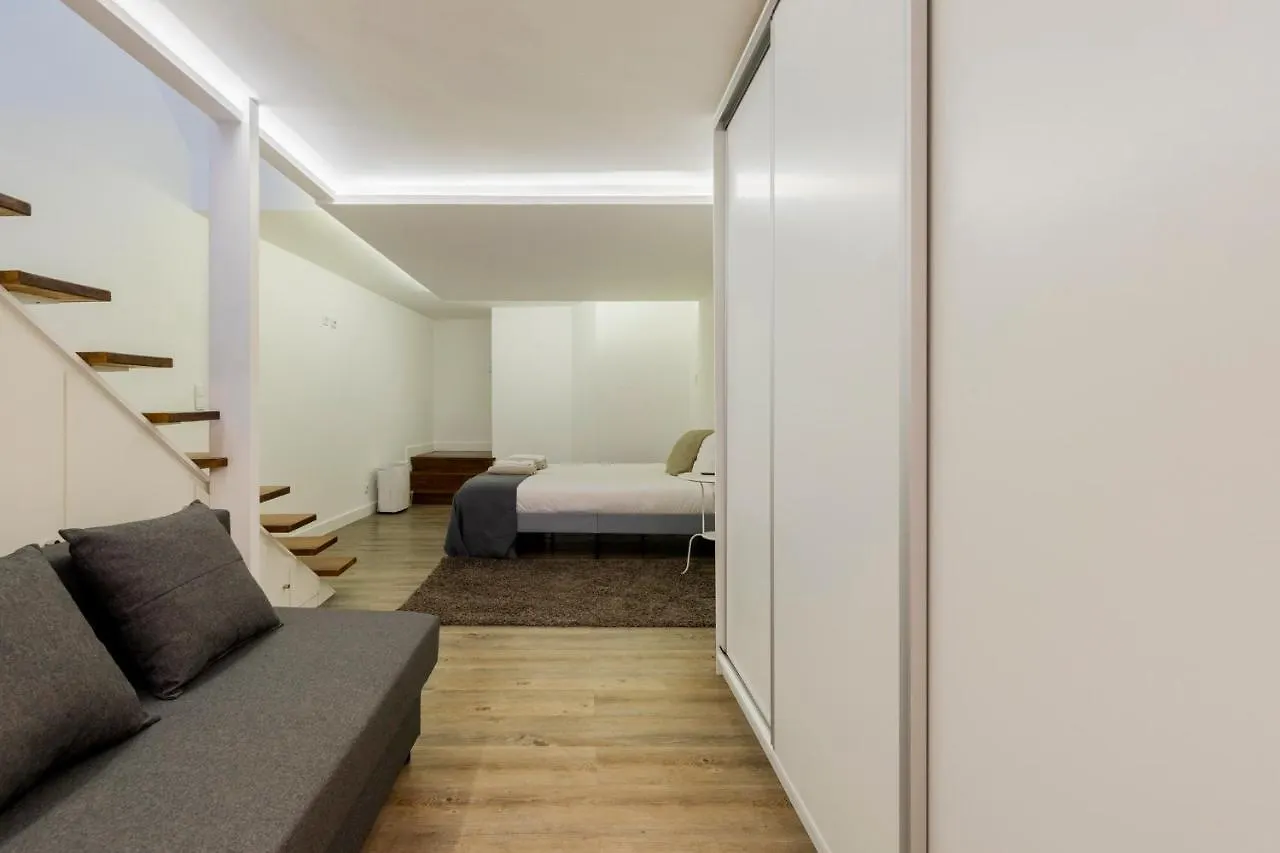 Central Lisbon Retreat: Cozy Duplex With A Balcony Apartment