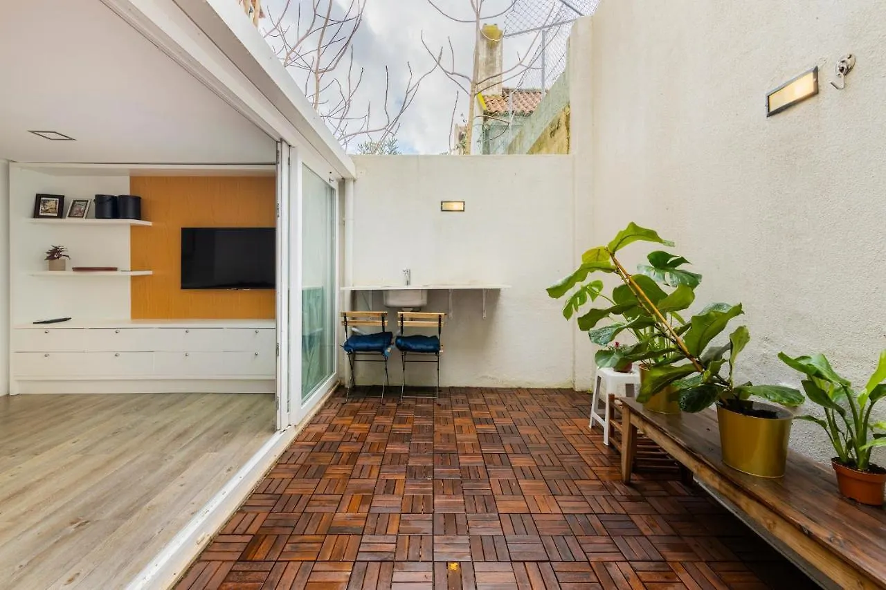 Central Lisbon Retreat: Cozy Duplex With A Balcony Apartment