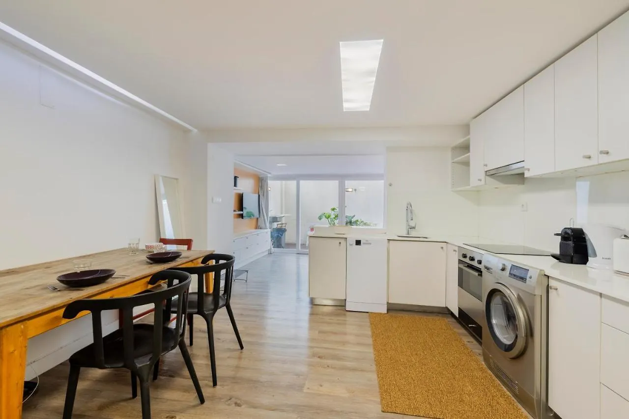 Central Lisbon Retreat: Cozy Duplex With A Balcony Apartment