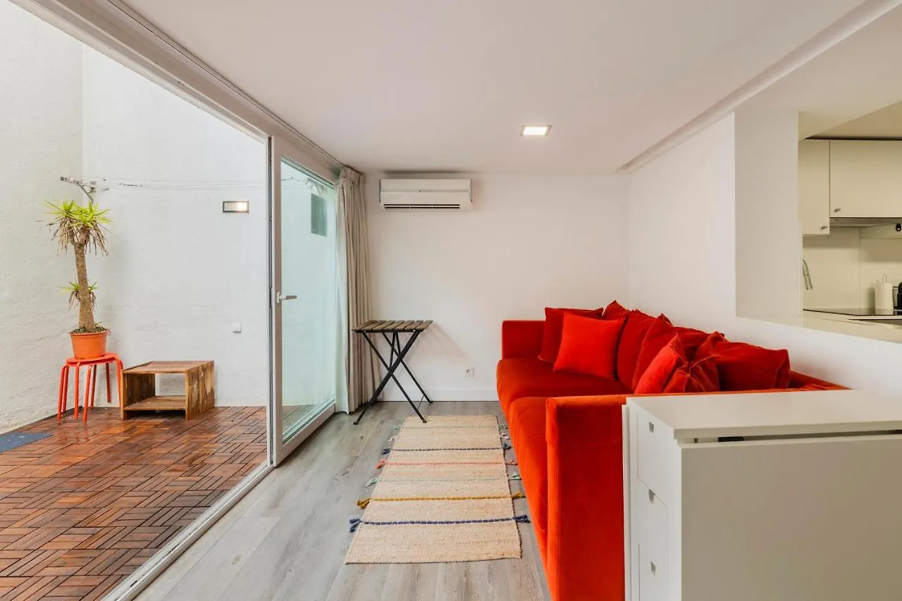 Central Lisbon Retreat: Cozy Duplex With A Balcony Apartment