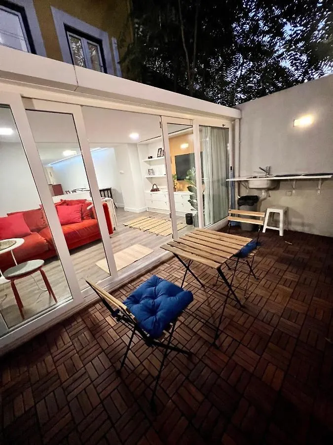 Central Lisbon Retreat: Cozy Duplex With A Balcony Apartment